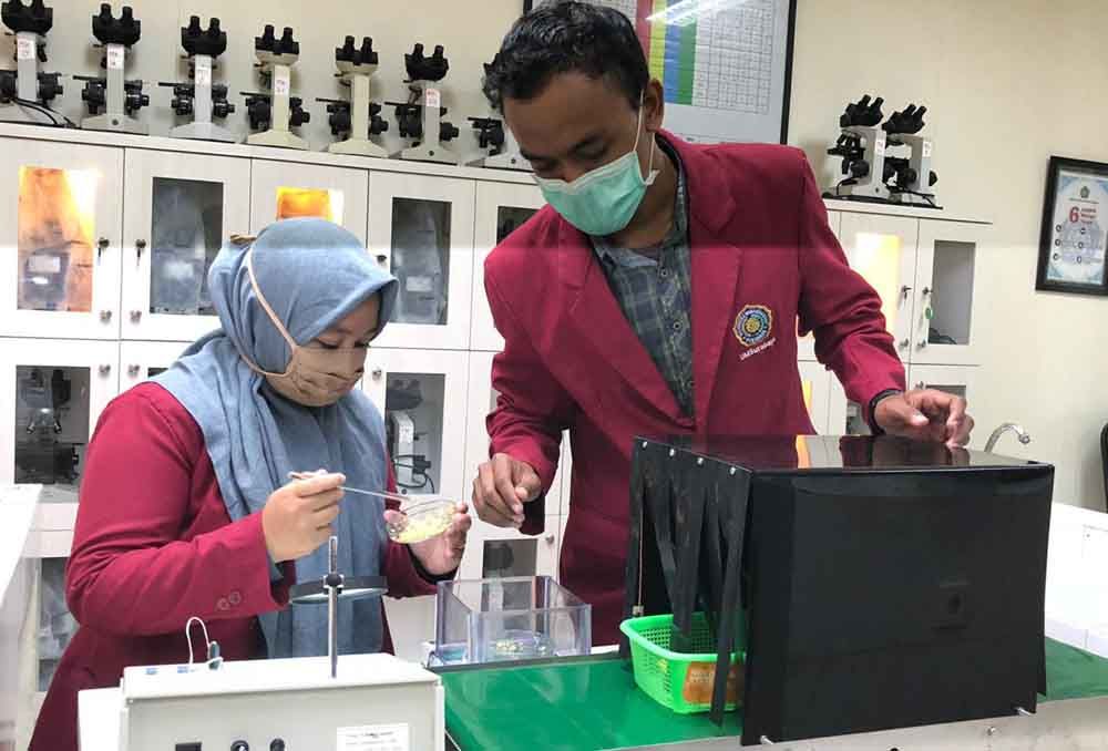 Dua mahasiswa UMSurabaya buat alat sterilisasi barang belanjaan