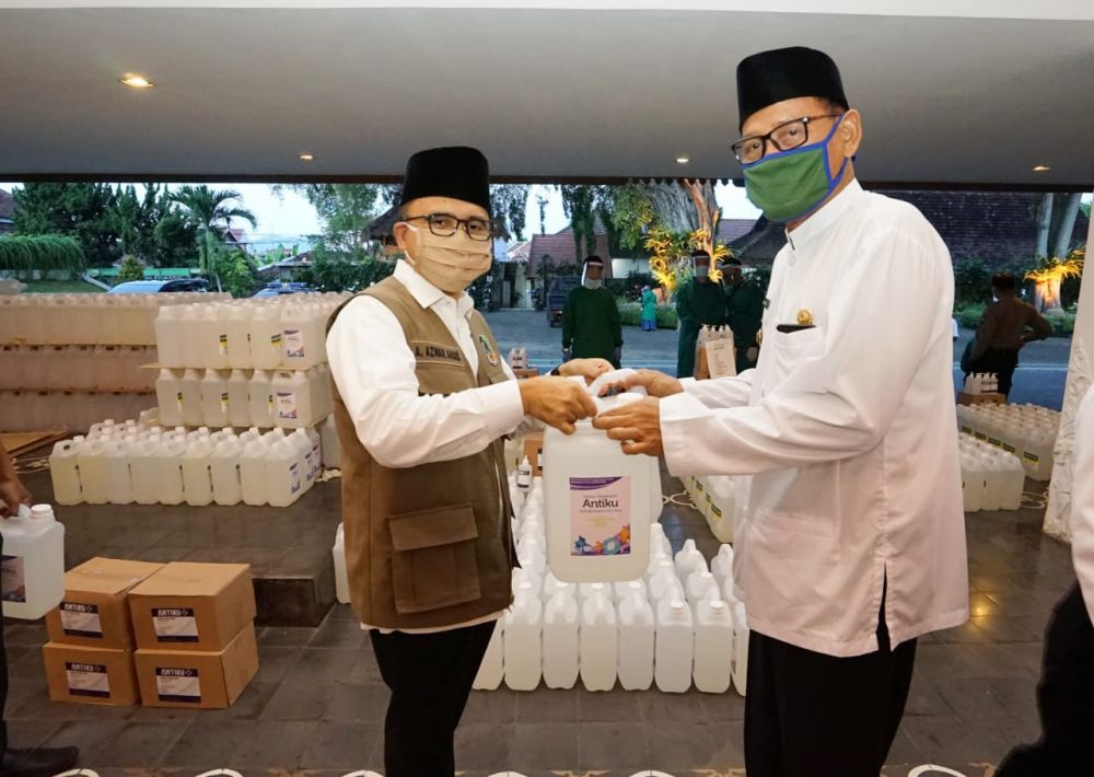 Bupati Banyuwangi, Abdullah Azwar Anas membagikan hand sanitizer dan disinfektan