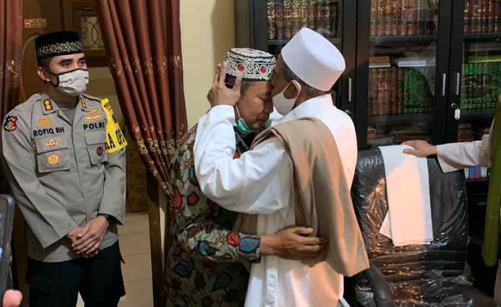 Habib Umar Assegaf mencium kening Asmadi