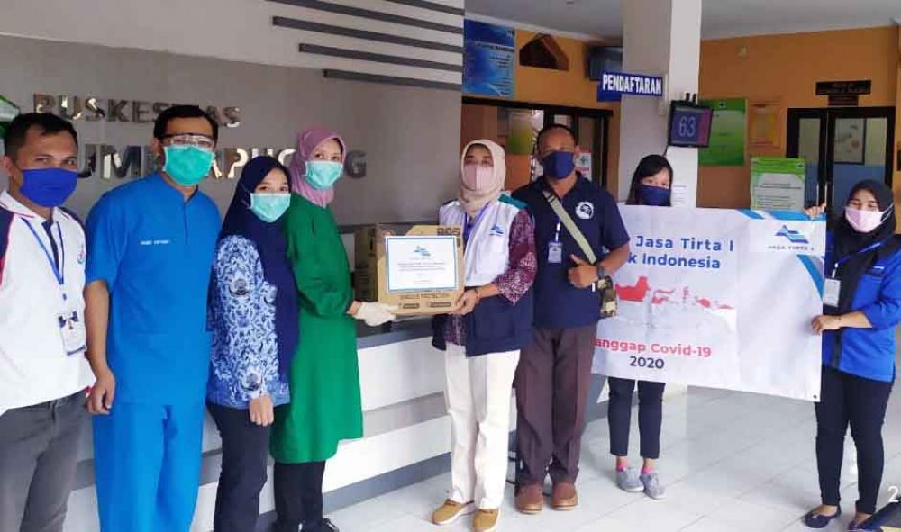 Pemberian APD kepada petugas medis