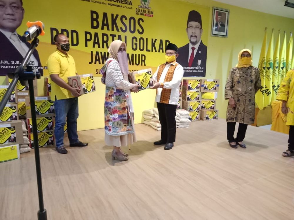 Golkar bagikan APD