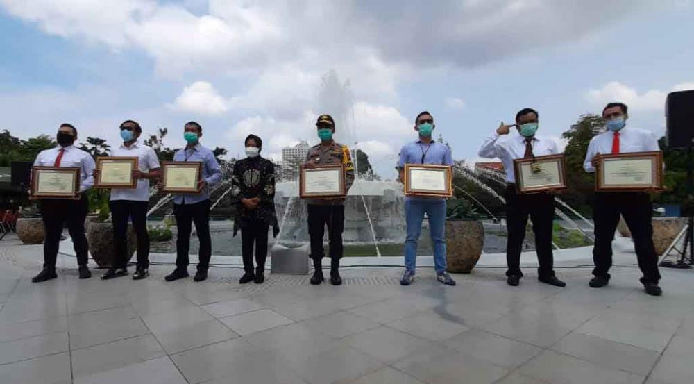 Penghargaan bagi Polrestabes Surabaya dan jajaran oleh Wali Kota Tri Rismaharini
