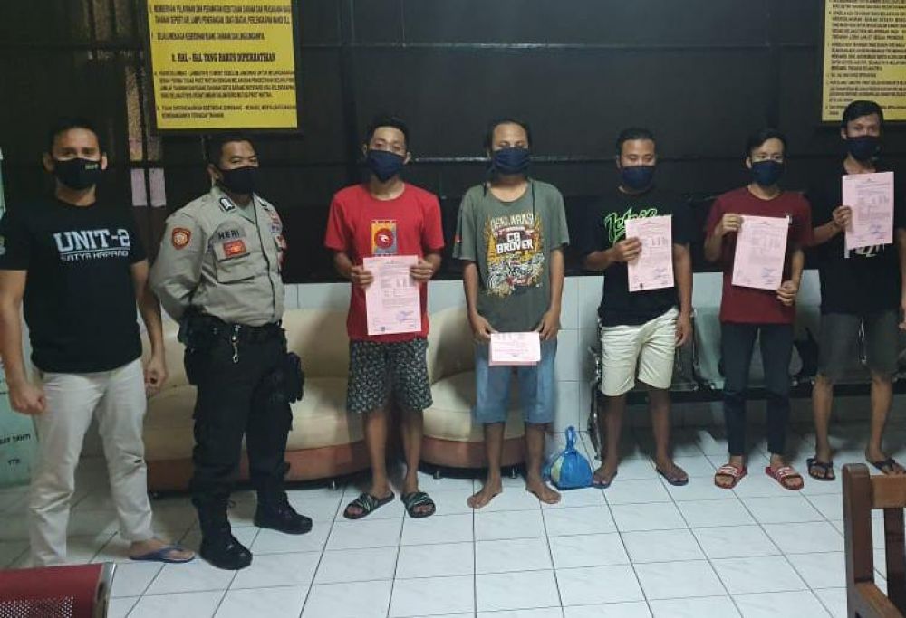 Kelima tersangka diamankan Satresnarkoba Polrestabes Surabaya