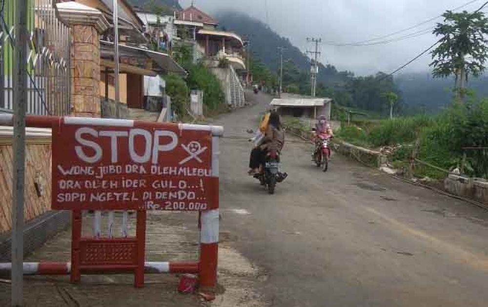 Pemberlakuan denda bagi warga desa yang berbagi gula