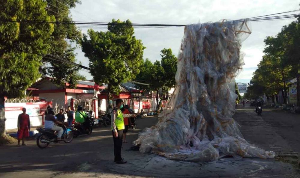 Balon udara tanpa awak tersangkut kabel listrik di Ponorogo