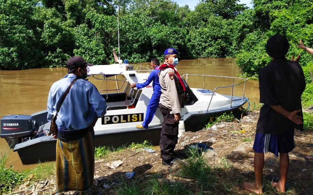 Satpolair Polres Pasuruan mencari korban di Sungai Welang