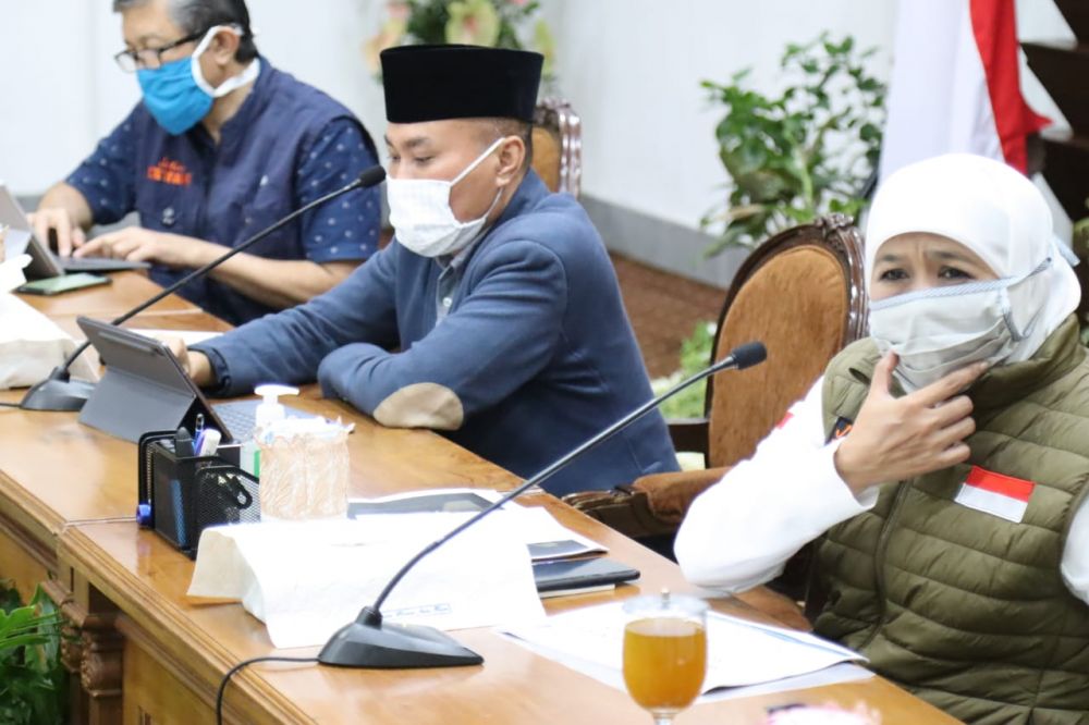 Gubernur Khofifah, Kepala Dinas Pendidikan Wahid Wahyudi dan dr Kohar Hari Santoso
