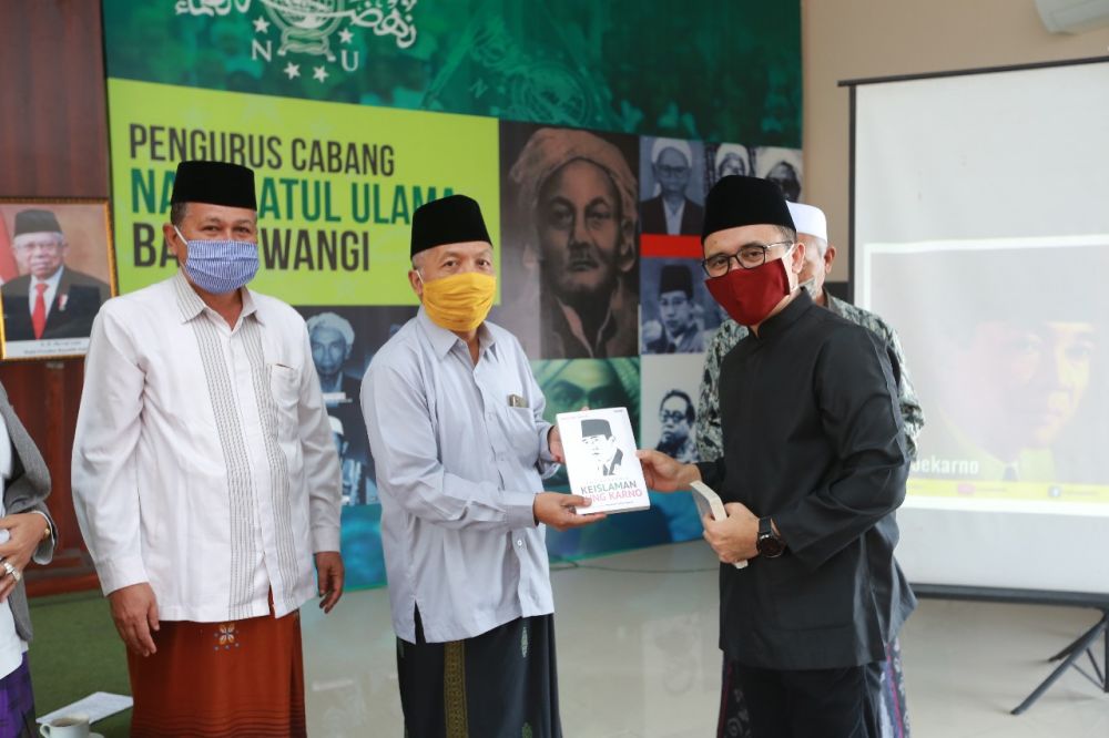 Bupati Anas saat bertemu puluhan pengasuh pesantren di kantor Nahdlatul Ulama (NU) Banyuwangi