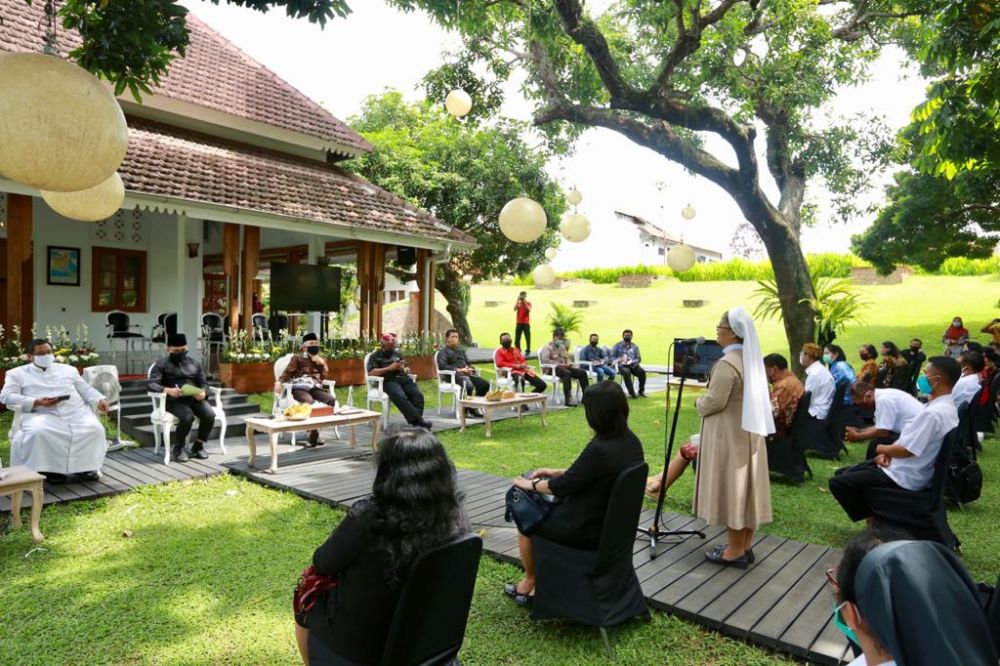 Bupati Banyuwangi Abdullah Azwar Anas bersama tokoh lintas agama membahas penerapan ibadah keagamaan di era new normal