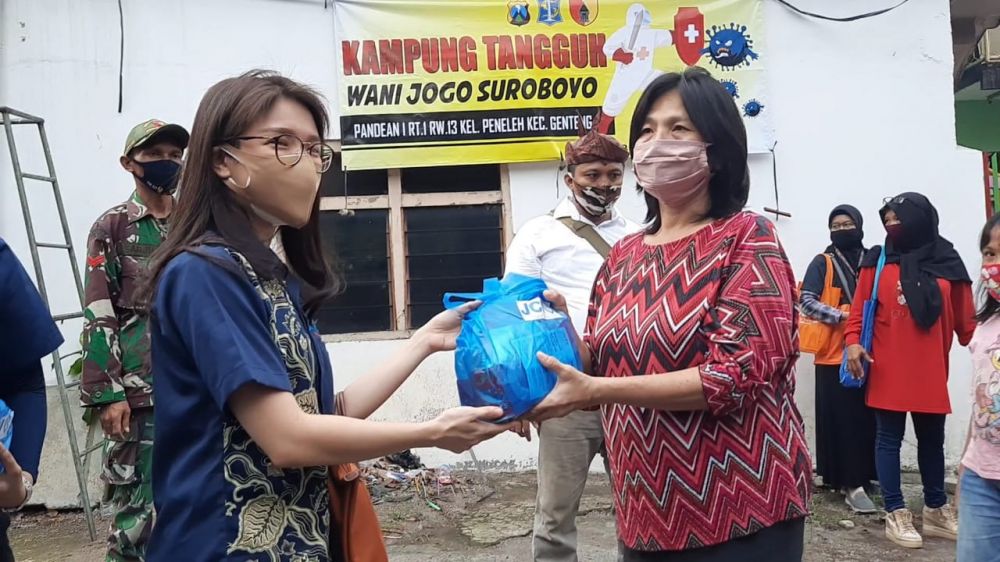 Pembagian baksos di Kecamatan Genteng Surabaya