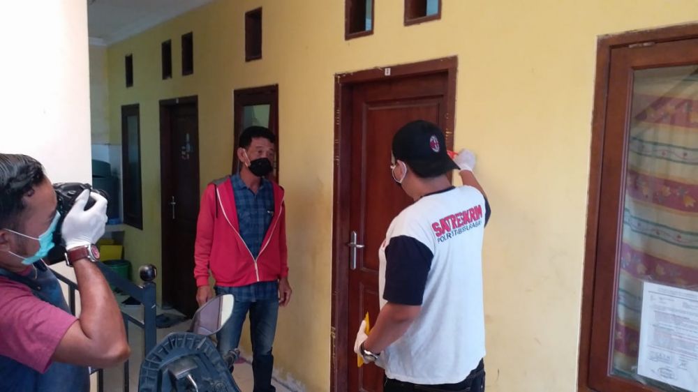 Unit Reskrim Polsek Pakal dan Tim Inafis Polrestabes Surabaya melakukan olah TKP di lokasi