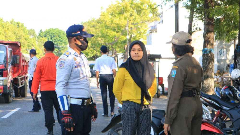 Razia bagi warga yang tak mengenakan masker