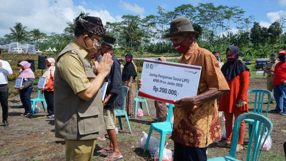 Pembagian bansos dilakukan di destinasi wisata Banyuwangi