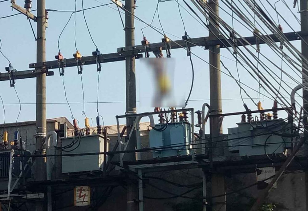 Korban yang tergantung di gardu setelah tersengat aliran listrik