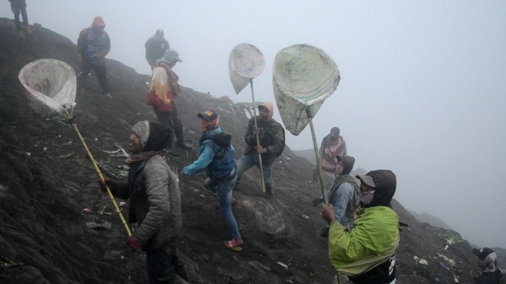 Pelaksanaan larung sesaji oleh Suku Tengger saat Yadya Kasada (Foto dokumen)
