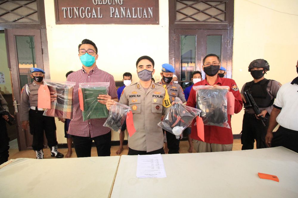 Empat dari 5 saudara yang diciduk Polres Pasuruan karena menculik dan menganiaya korban