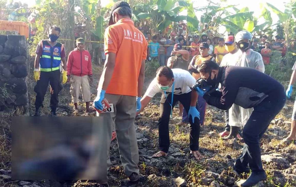 Polisi mendatangi lokasi ditemukannya mayat seorang pria di Mojokerto