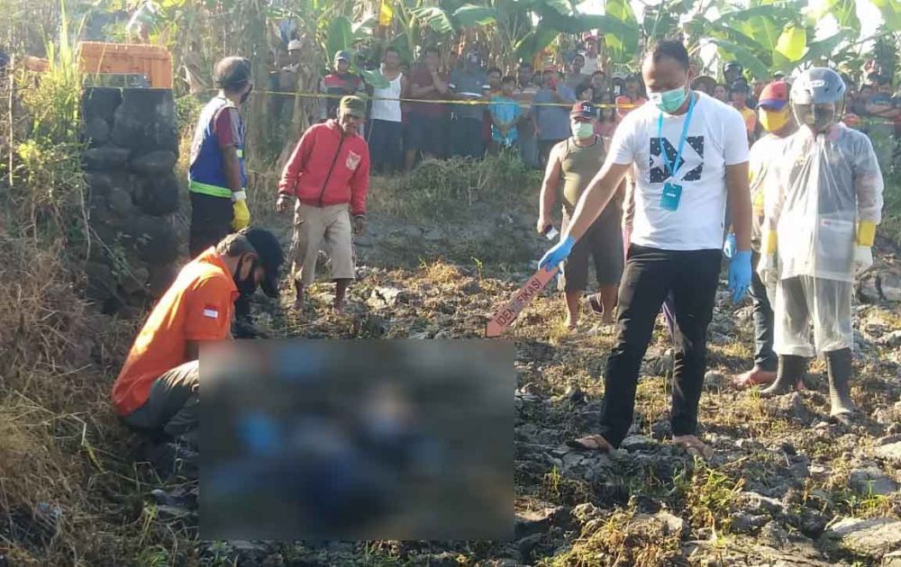Polisi mendatangi lokasi ditemukannya mayat seorang pria di Mojokerto

