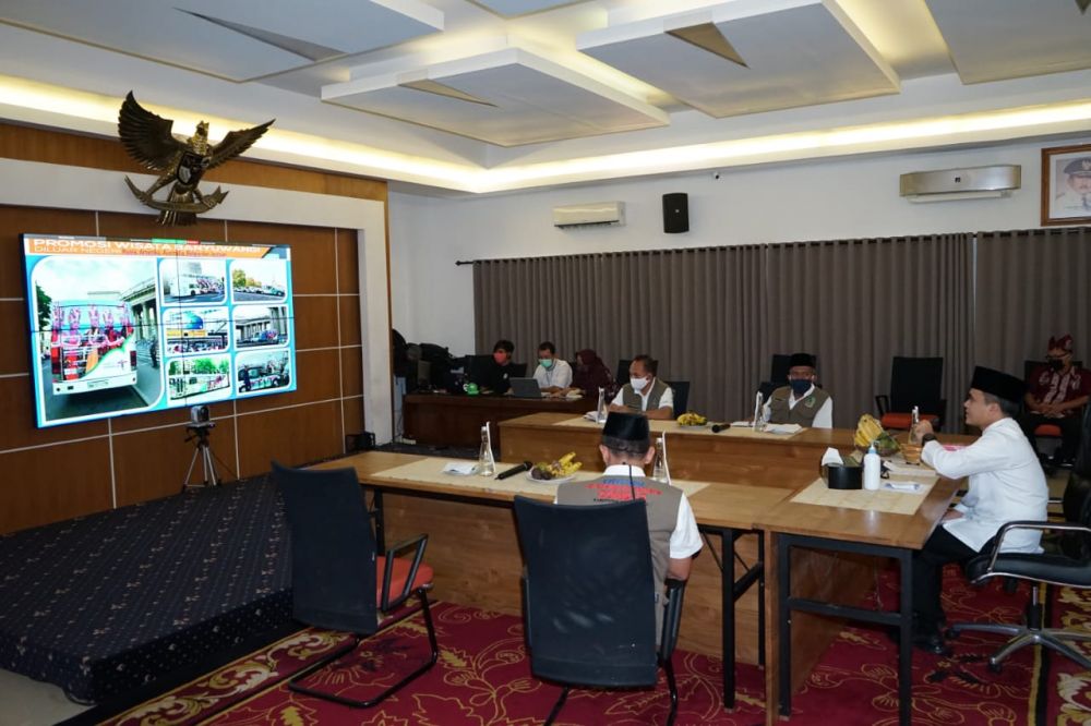 Bupati Azwar Anas  dalam video conference Pelatihan Kepemimpinan Nasional (PKN) Tingkat II