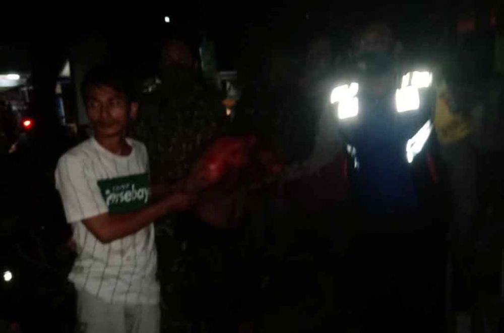 Polisi membawa pelaku yang terluka parah ke rumah sakit.