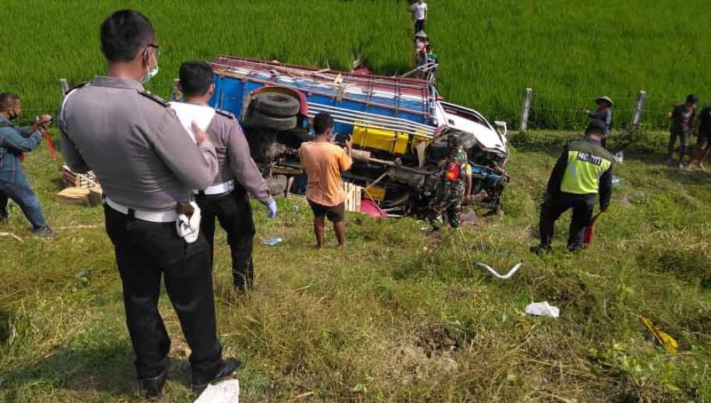 Truk memuat cabai yang terguling di tol Madiun Ngawi