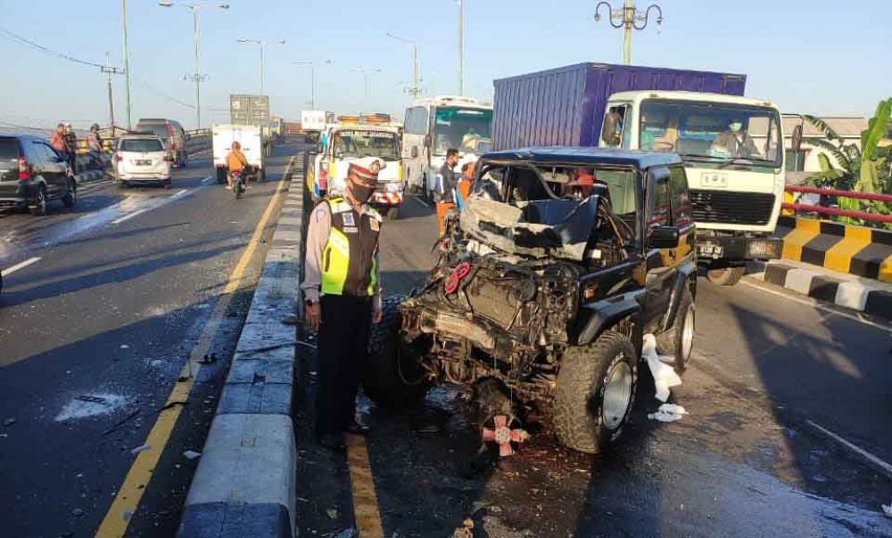 Mobil Daihatsu Taft milik korban yang ringsek di Fly Over Lawang