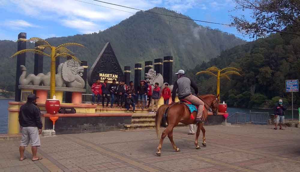 Pengunjung wisata Telaga Sarangan 