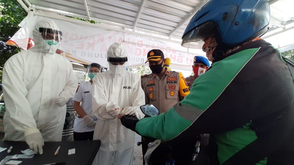 Pelaksanaan rapid test bagi pengendara yang melintas