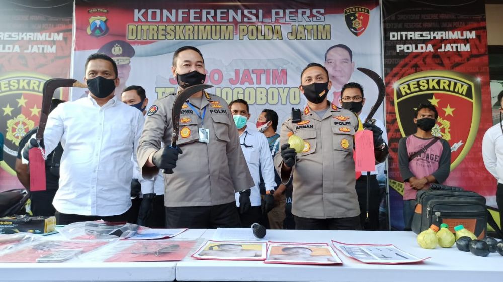 Barang bukti komplotan begal motor sadis dibeber di Mapolda Jatim