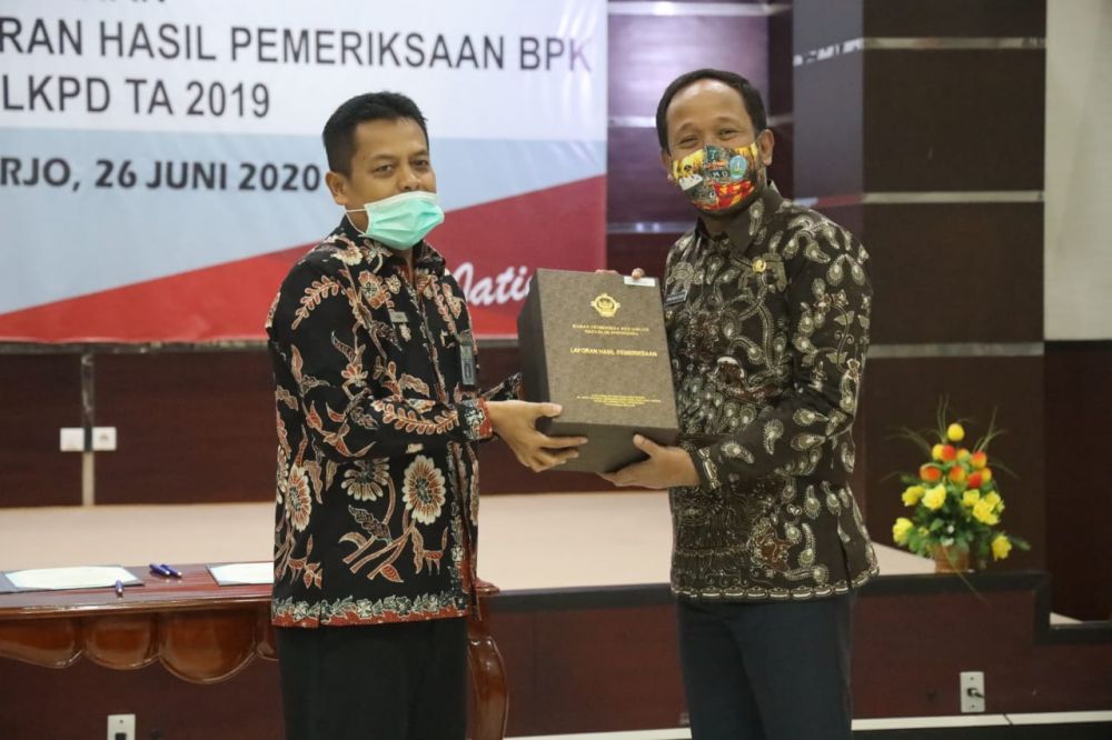 Bupati Ponorogo Ipong Muchlissoni menerima penghargaan WTP