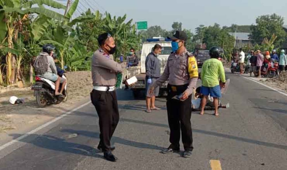 Polisi melakukan olah TKP tempat laka di Ngawi