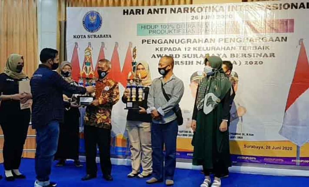 Pemberian penghargaan HANI oleh BNNK Surabaya