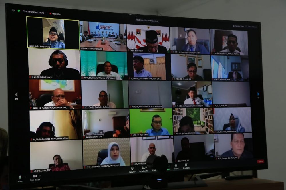 Paparan Smart Kampung Banyuwangi yang disampaikan Bupati Abdullah Azwar Anas via webinar.