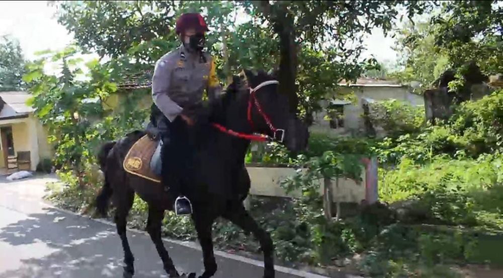 Aipda Hendry dengan kuda kesayangannya menyusuri dusun di Madiun
