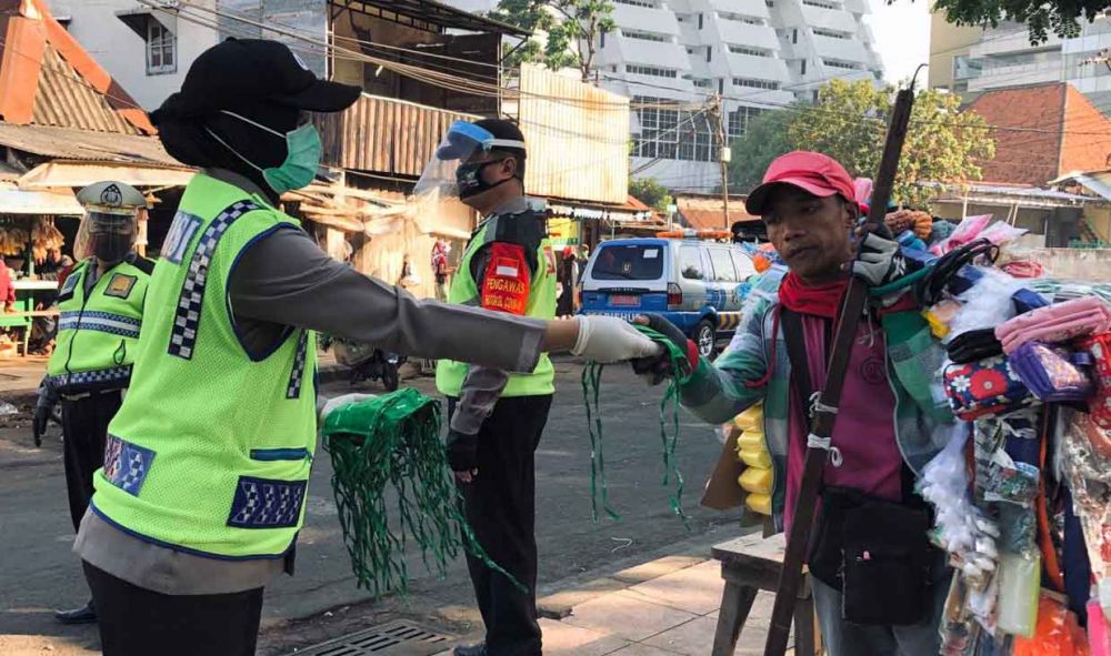 Pembagian masker kepada pedagang Pasar Keputran