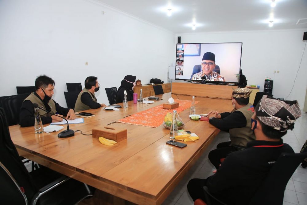Bupati Anas dalam rapat terbatas yang digelar secara virtual