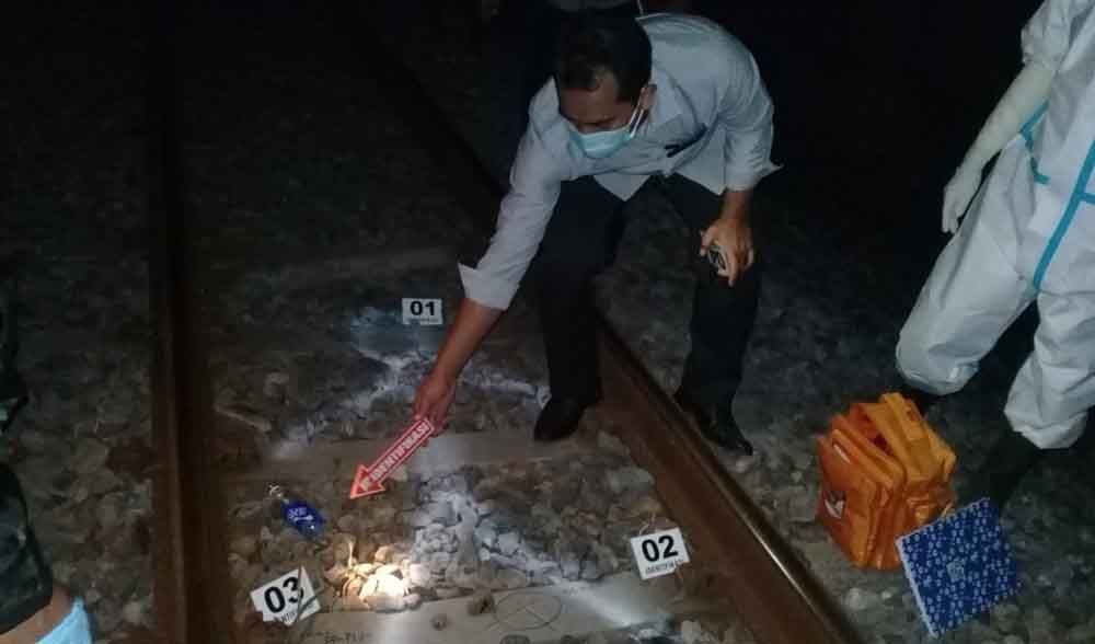 Polisi melakukan olah TKP di lokasi tewasnya korban