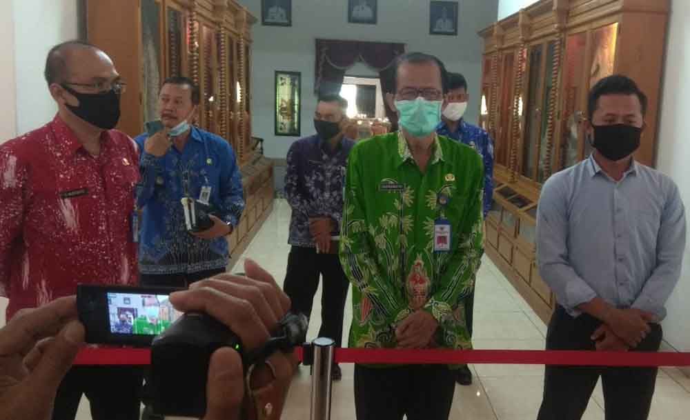 Bupati Magetan Suprawoto (batik hijau) saat temui perwakilan warga