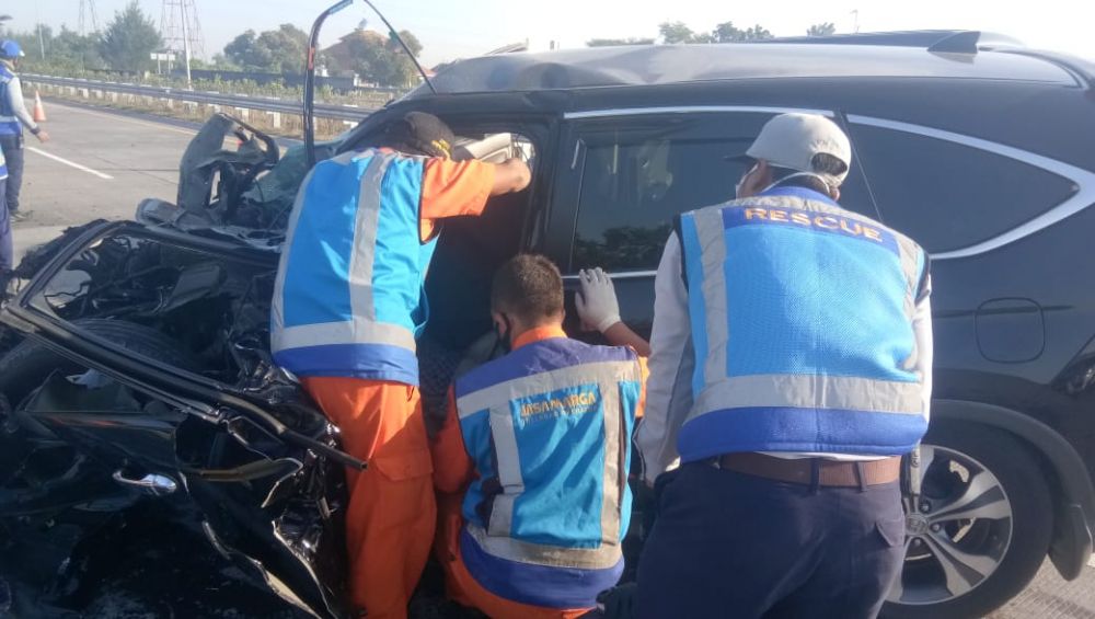 Petugas mengevakuasi korban yang terjepit