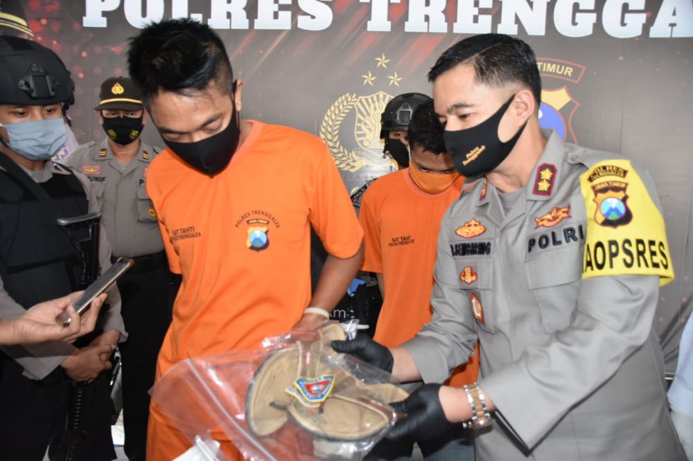 Sabu yang disembunyikan tersangka di sandal diungkap Satresnarkoba Polres Trenggalek