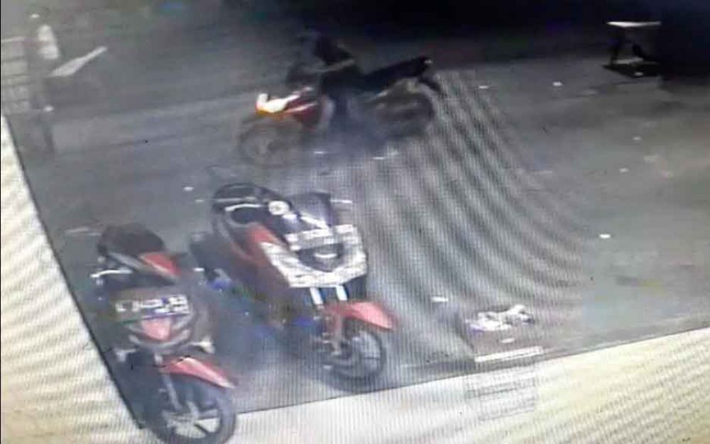 Aksi pelaku mencuri motor terekam CCTV minimarket