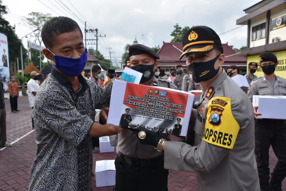 Polisi Beri Bantuan bagi Ratusan Penggali Kubur di Trenggalek