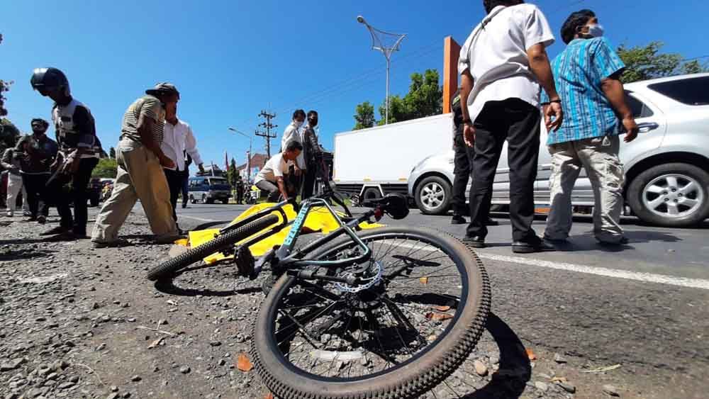 Korban yang membawa sepeda tewas setelah terlindas truk