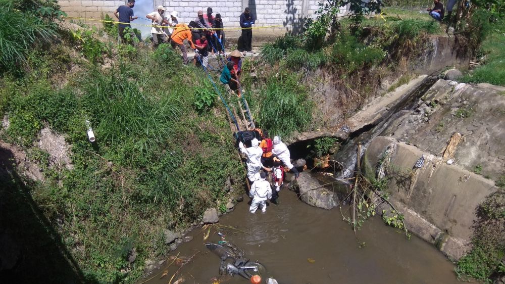 Seorang Pengendara Motor Ditemukan Tewas di Sungai