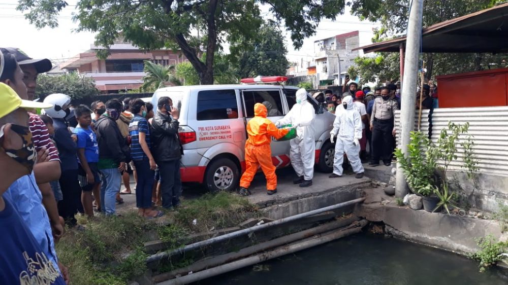 Petugas membawa jasad bayi perempuan yang ditemukan