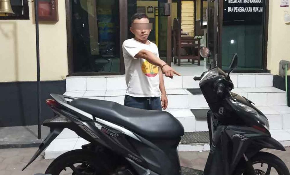 Pelaku menunjukkan motor yang dicurinya