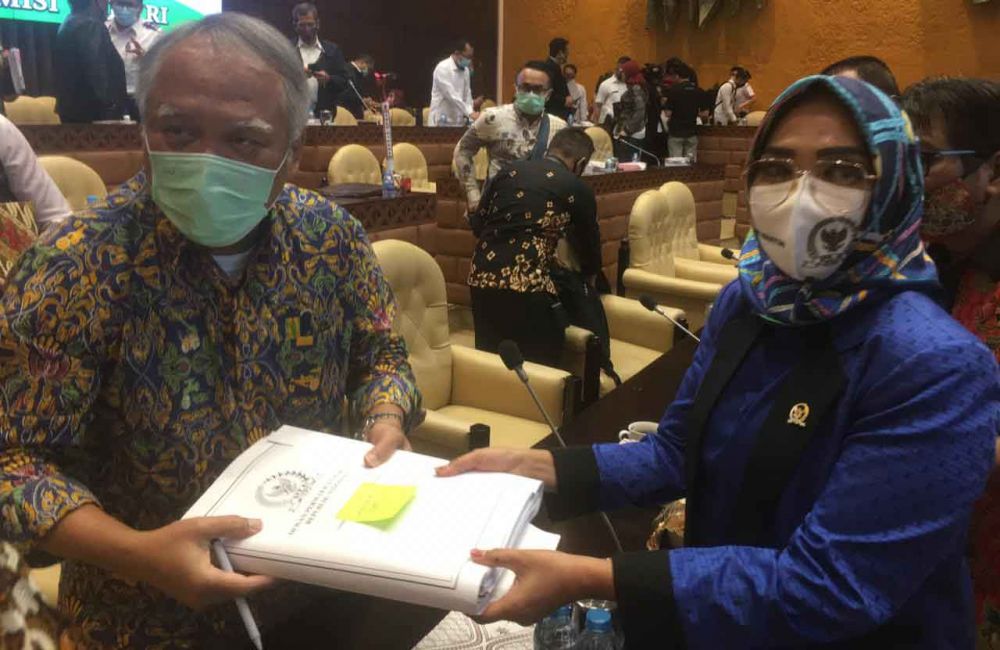 Menteri PUPR Basuki Hadimoeljono dan anggota DPR RI, Sri Wahyuni 