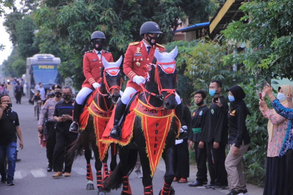 Aiptu Hendri diberi penghargaan oleh Polsatwa Korshabara Baharkam Polri