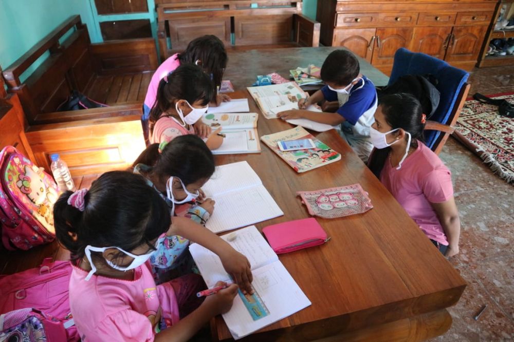 Anak-anak di Jombang belajar di rumah secara daring