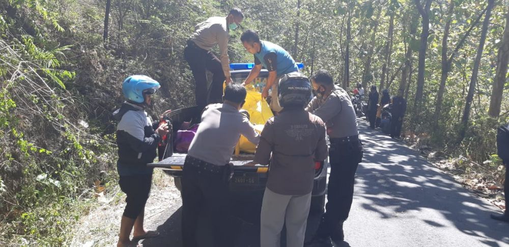 Motor Terjun ke Jurang 30 Meter, Seorang Waria Tewas dan Satu Luka
